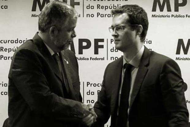 Uma mão lava a outra (a jato)
